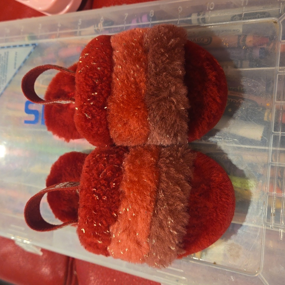 UGG FLUFF YEAH Toddler Size 9 Red